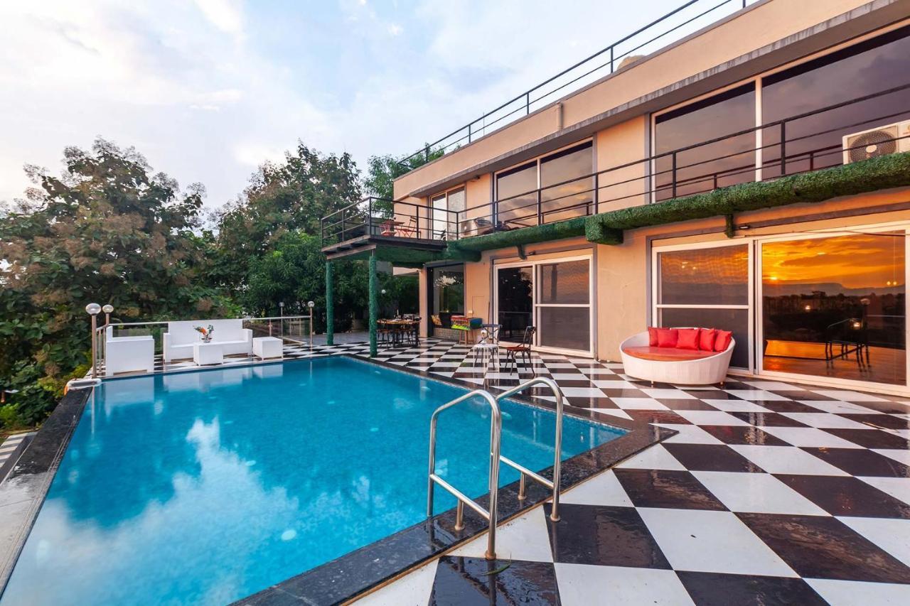 קארג'אט Stayvista'S Vine & Splash - Riverside Villa With An Infinity Pool And Indoor Games מראה חיצוני תמונה