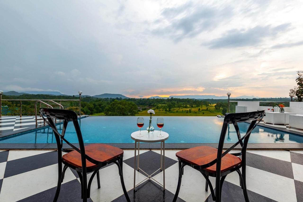 קארג'אט Stayvista'S Vine & Splash - Riverside Villa With An Infinity Pool And Indoor Games מראה חיצוני תמונה