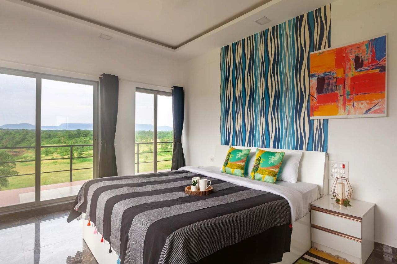 קארג'אט Stayvista'S Vine & Splash - Riverside Villa With An Infinity Pool And Indoor Games מראה חיצוני תמונה
