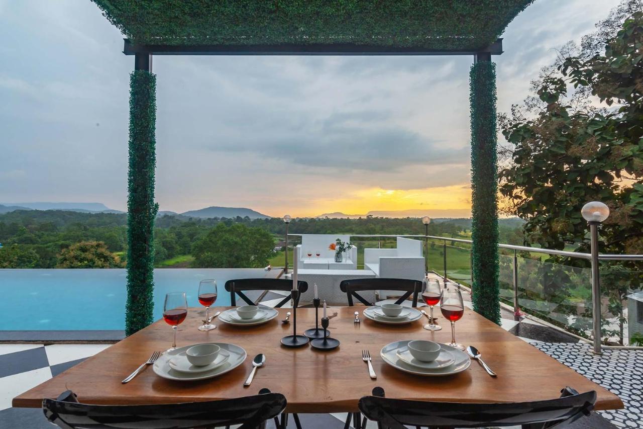 קארג'אט Stayvista'S Vine & Splash - Riverside Villa With An Infinity Pool And Indoor Games מראה חיצוני תמונה